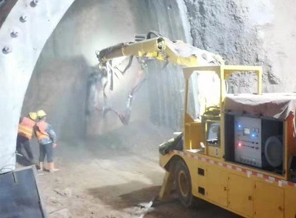 中交一公局隧道混凝土湿喷台车施工视频