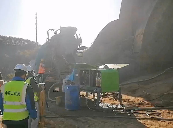 中交二航局隧道混凝土湿喷机施工视频