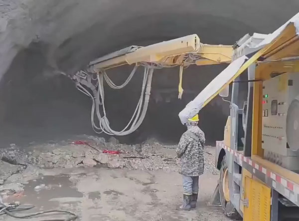 大型隧道湿喷机械手施工视频